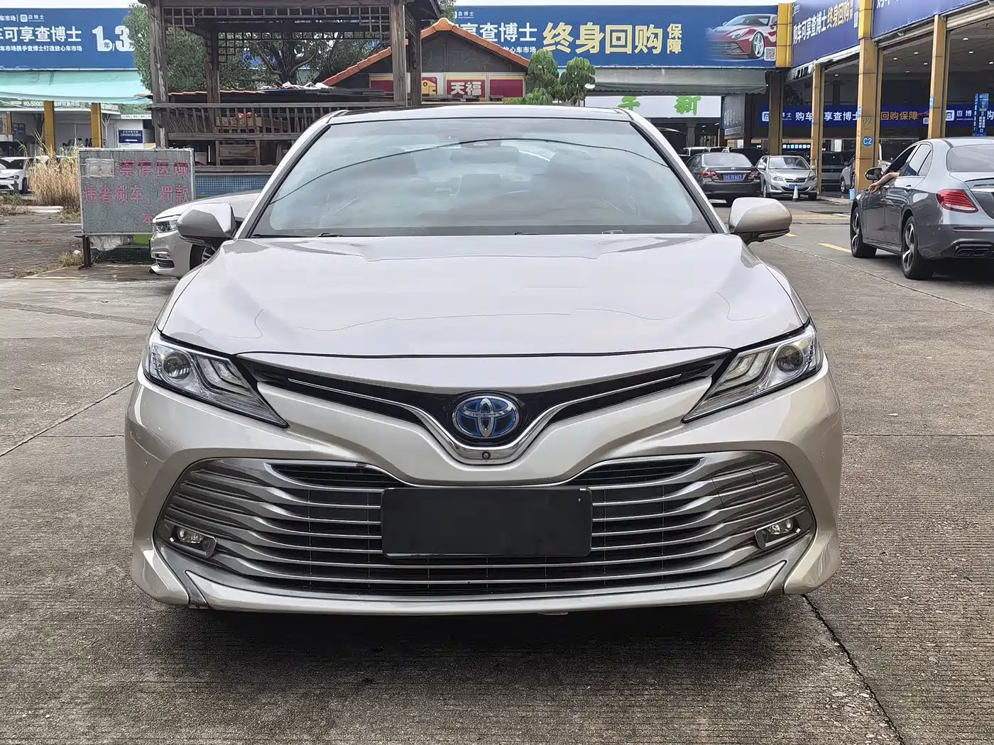 Фото 2 - Toyota Camry