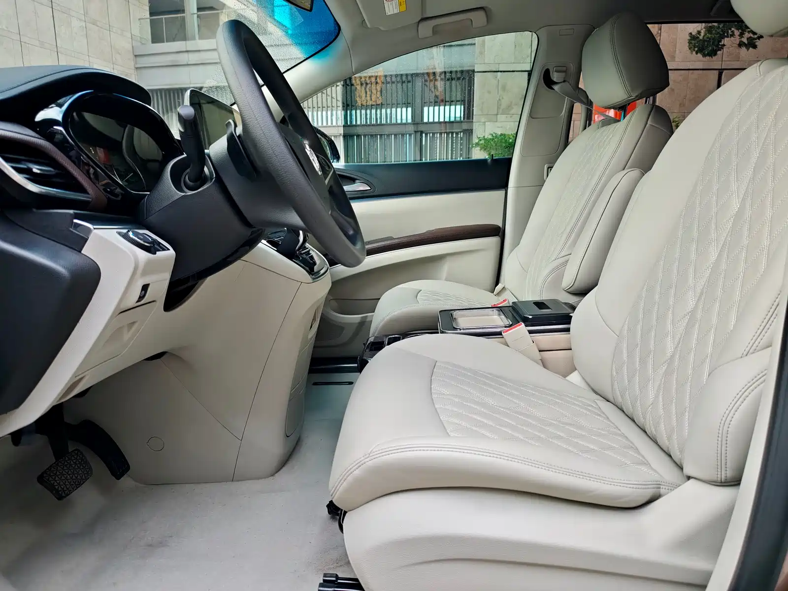 Photo 17 - Buick GL8