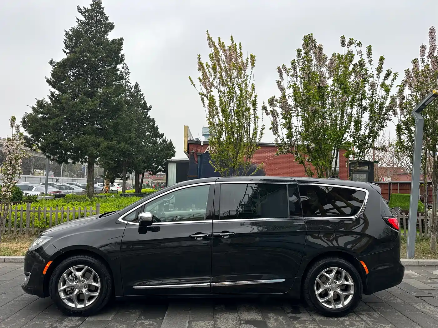 Chrysler Grand Voyager (Import) 2017 3.6L Premium Edition фото 21