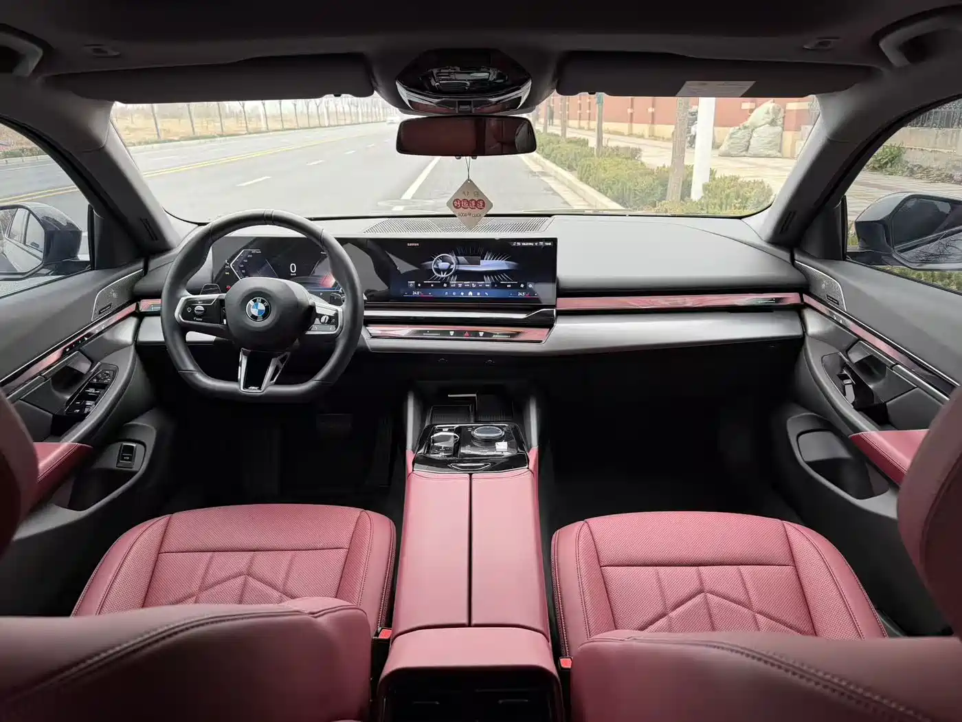 BMW 5 Series 2026 530Li Leading M Sport Package фото 11
