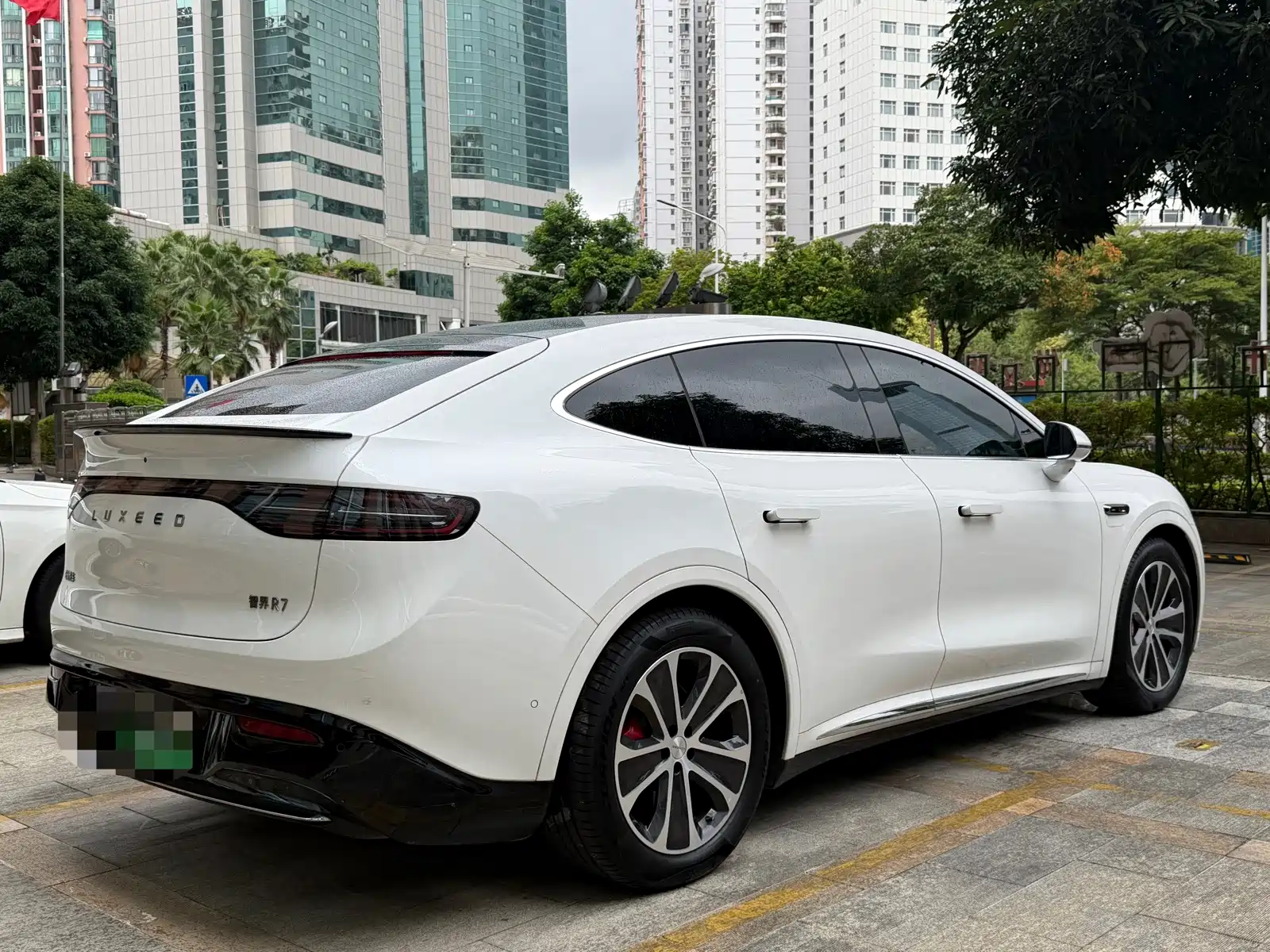 Photo 6 - Zhijie Luxeed R7