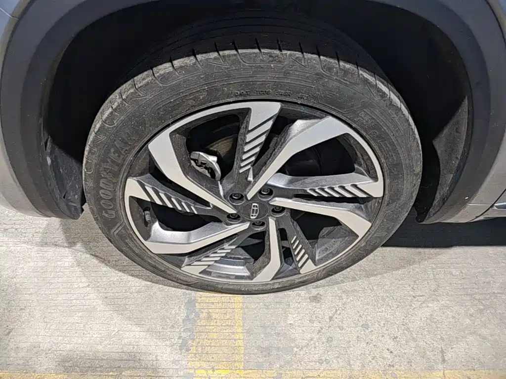 Фото 23 - Geely Monjaro