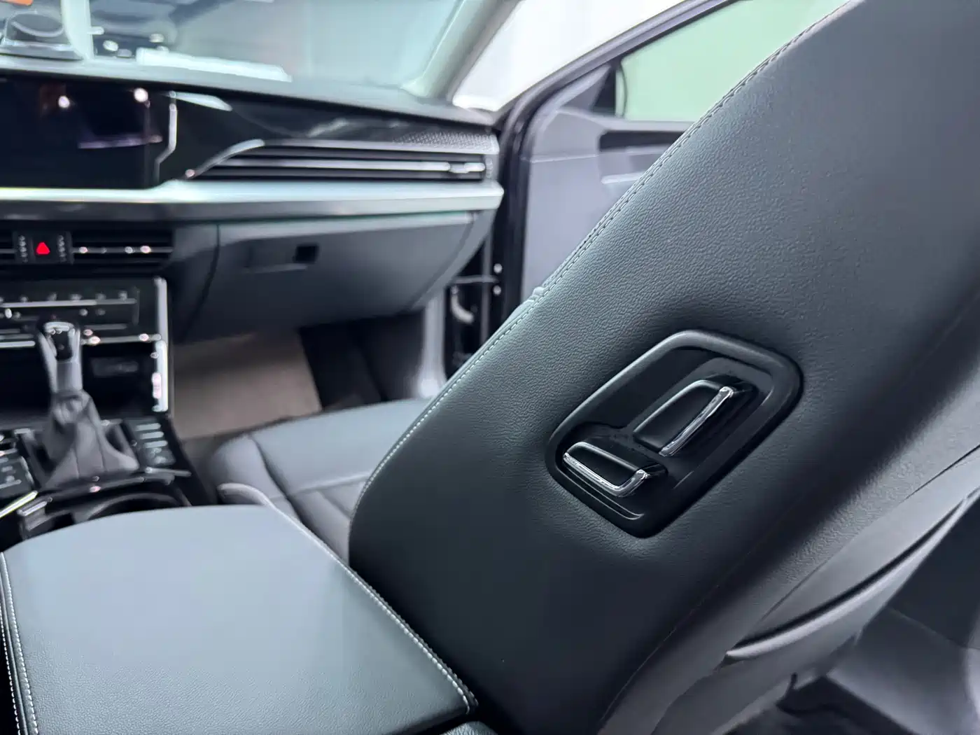 Volkswagen Passat 2023 380TSI Luxury Edition фото 14