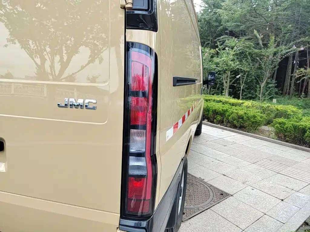 Jiangling JMC Fushun 2025 2025 Model 2.0T 8AT Diesel Medium Wheelbase Medium-High Roof Commercial Van 2/3 Seats