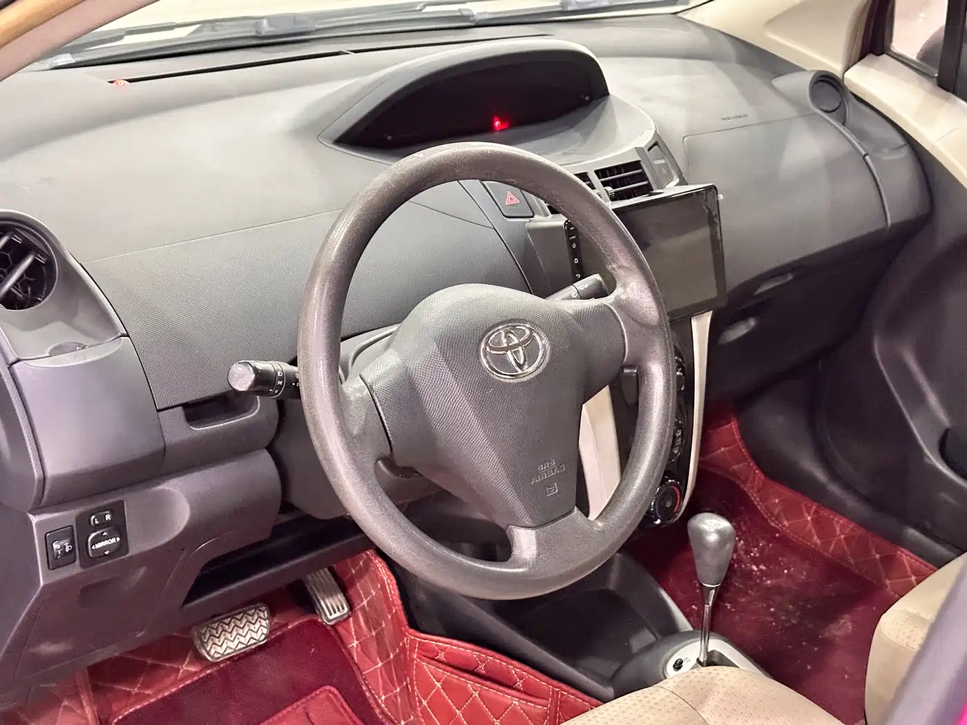 Toyota Yaris 2011 1.6E Auto Charm Edition фото 4