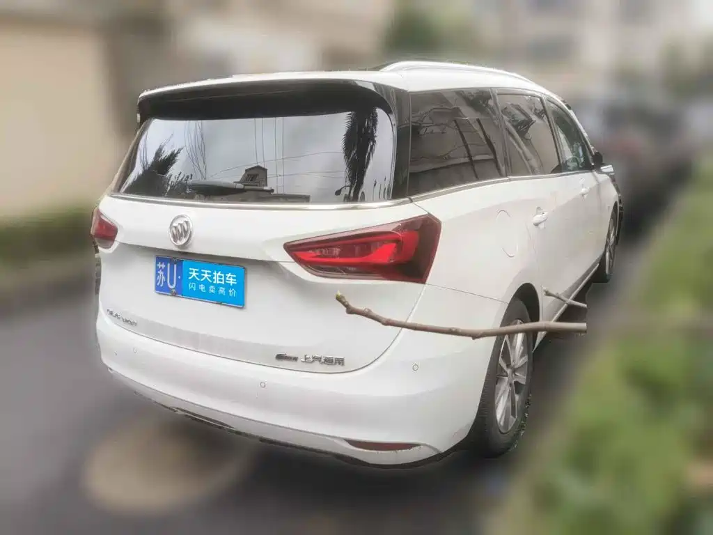 Photo 2 - Buick GL6