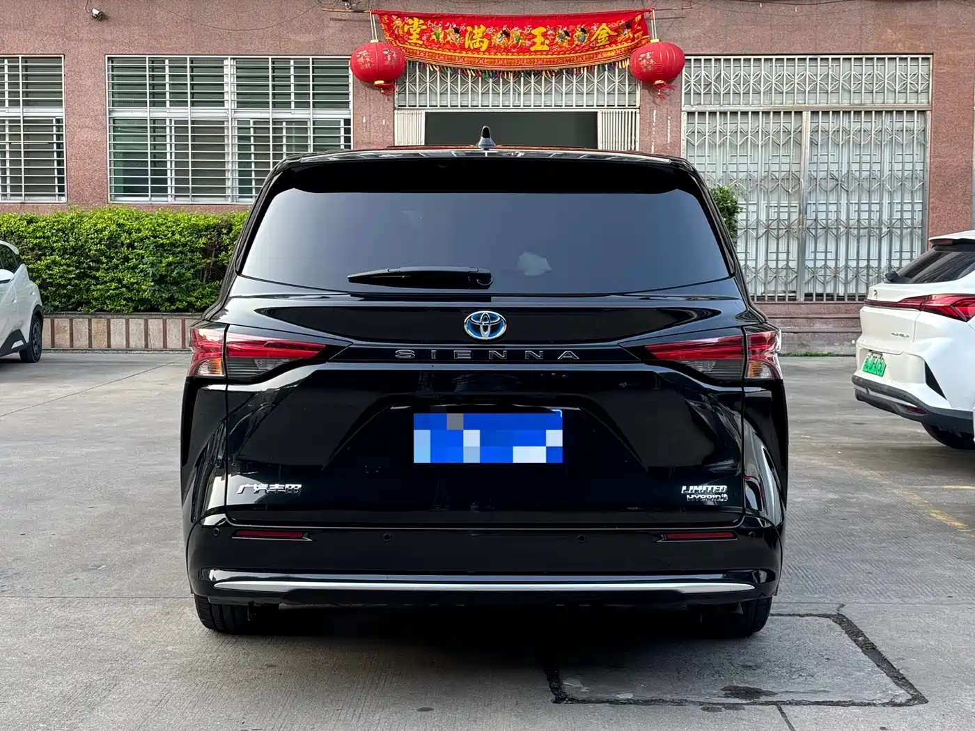 Toyota Sienna 2023 2.5L Hybrid Premium Edition фото 4