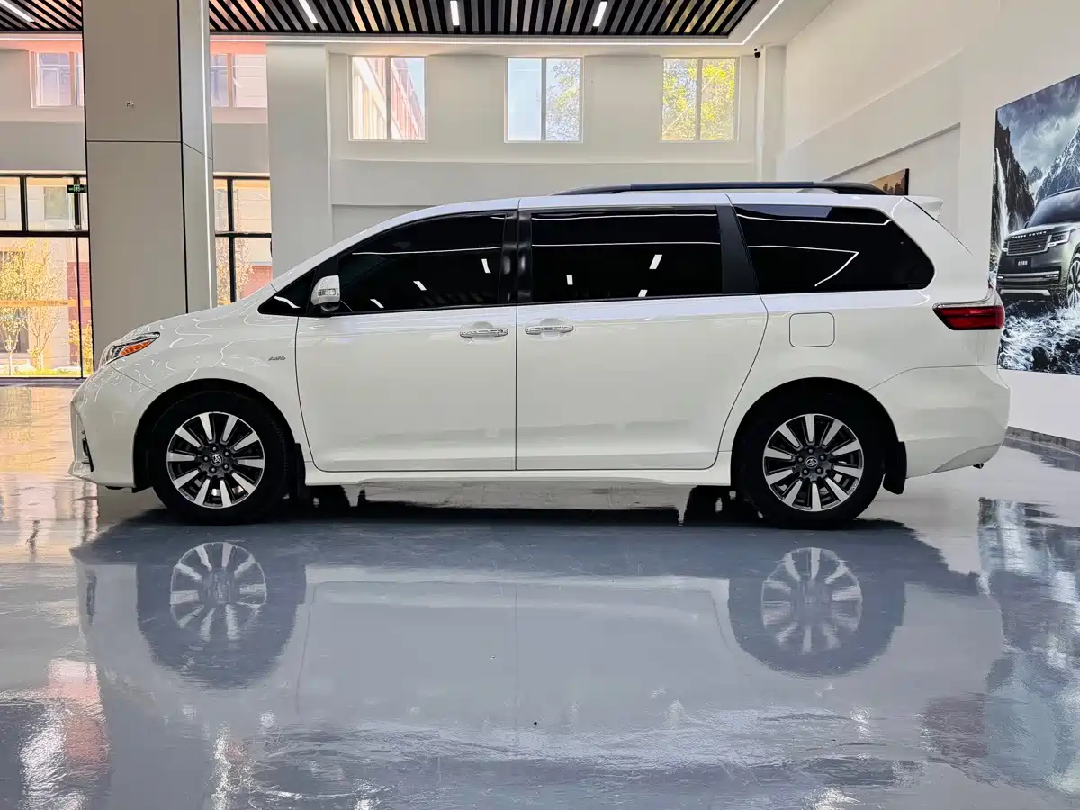 Photo 4 - Toyota Sienna