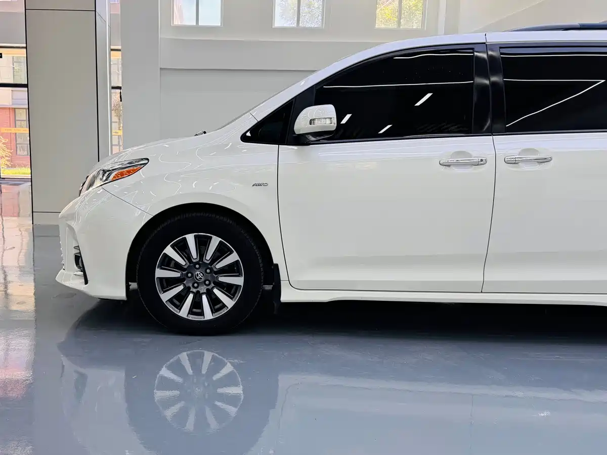Photo 5 - Toyota Sienna