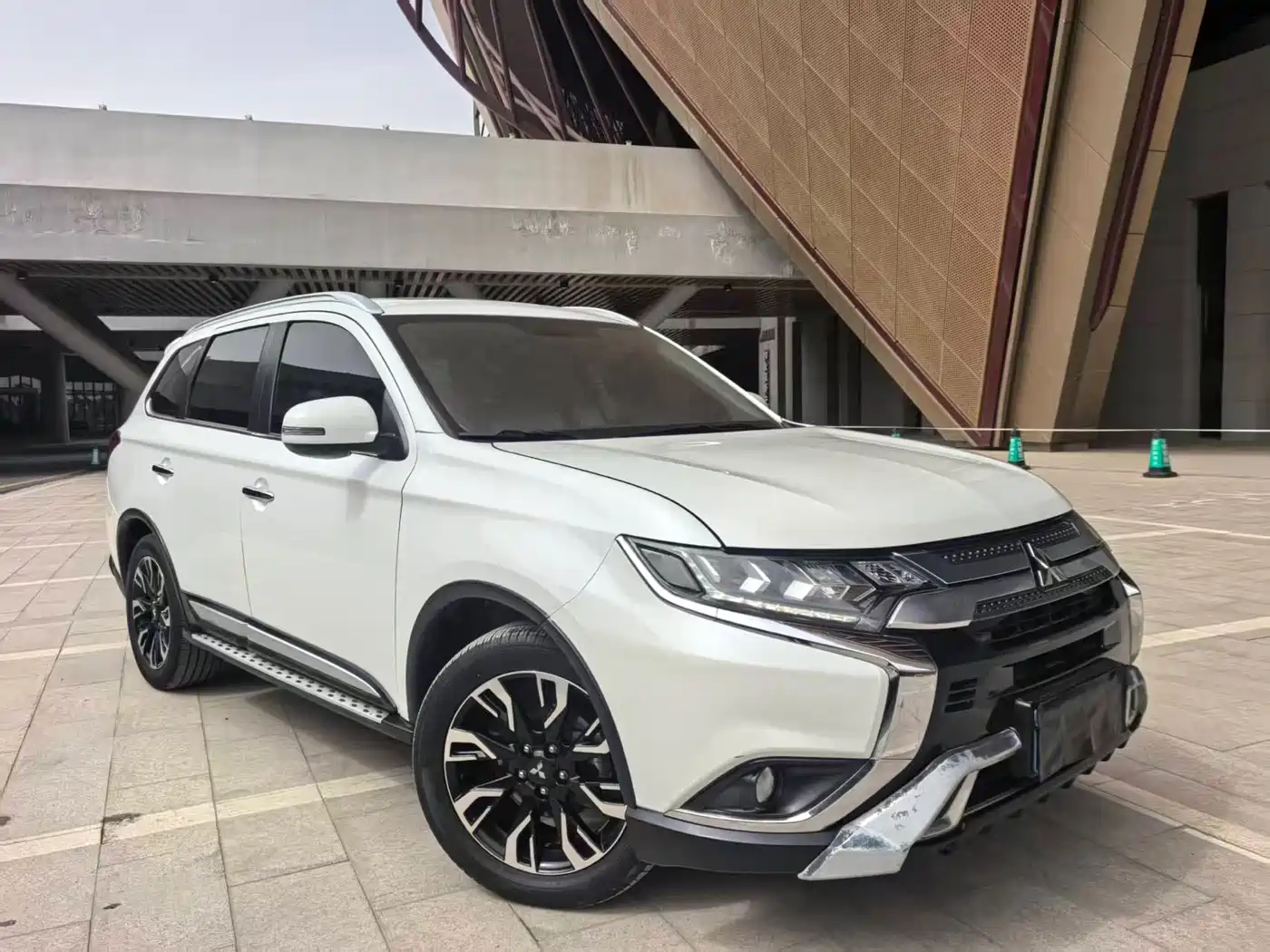MITSUBISHI OUTLANDER
