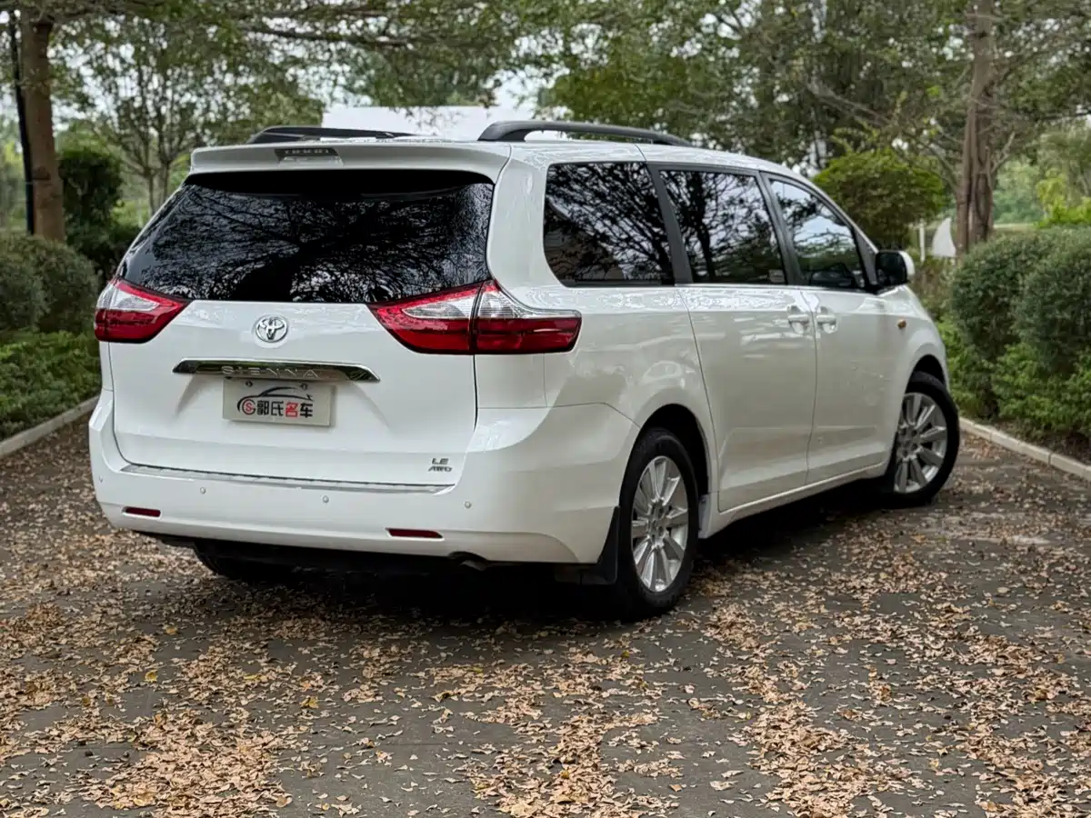 Photo 9 - Toyota Sienna