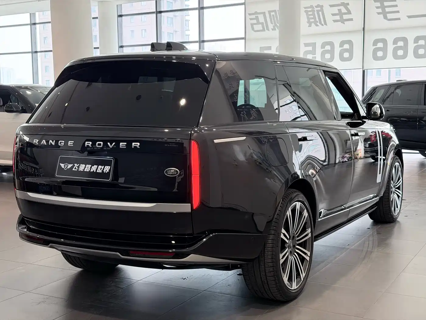 Land Rover Range Rover 2024 3.0 L6 400PS Genesis Extended фото 20