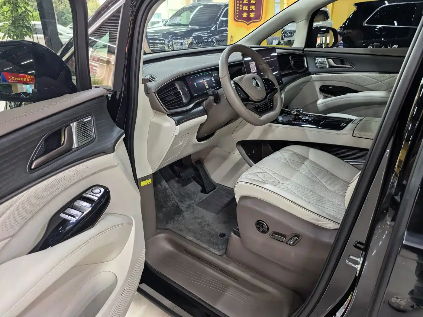 Denza D9 2023 2022 DM-i 970 All-Wheel Drive Honor Edition