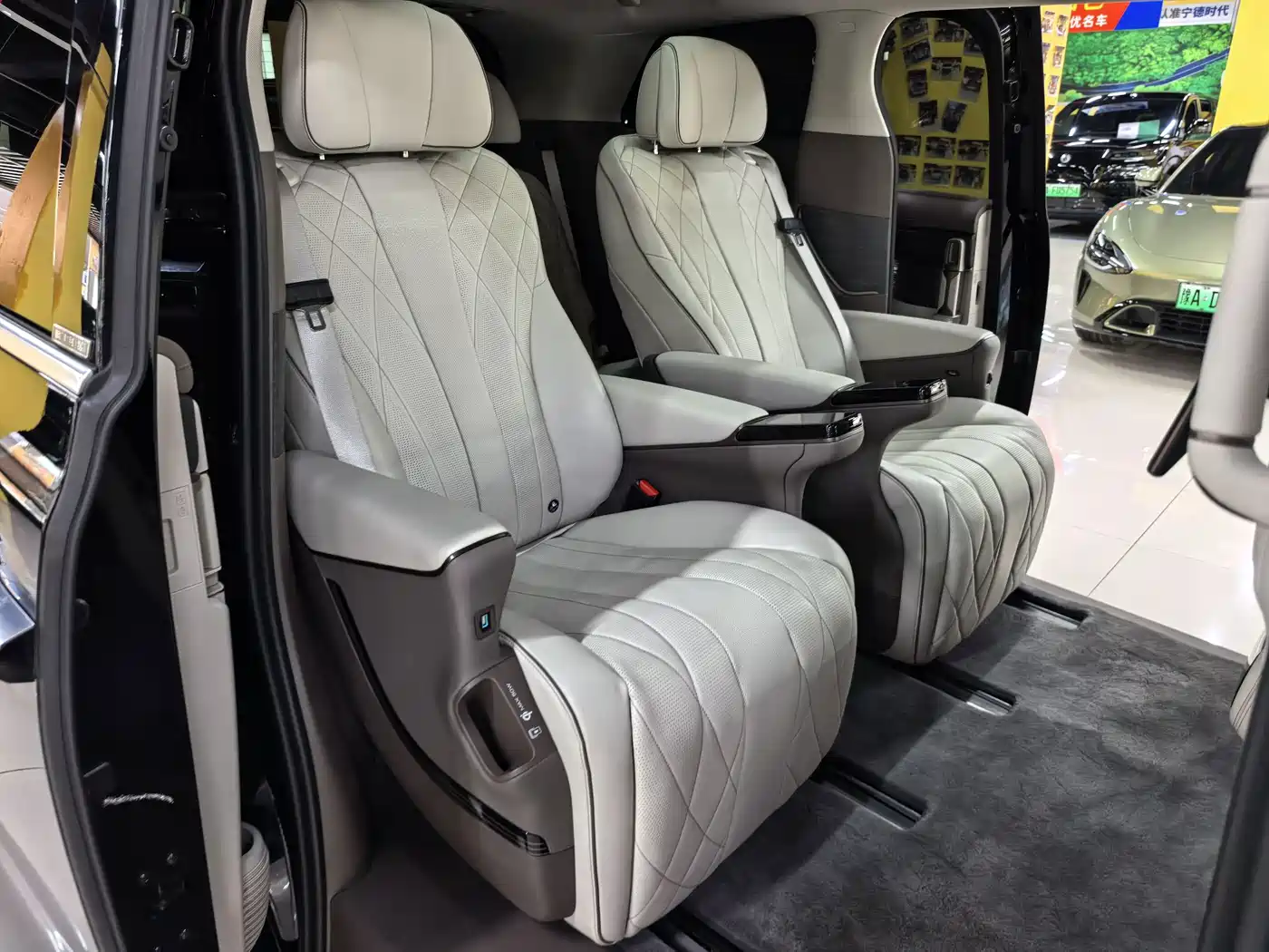 Denza D9 2023 2022 DM-i 970 All-Wheel Drive Honor Edition
