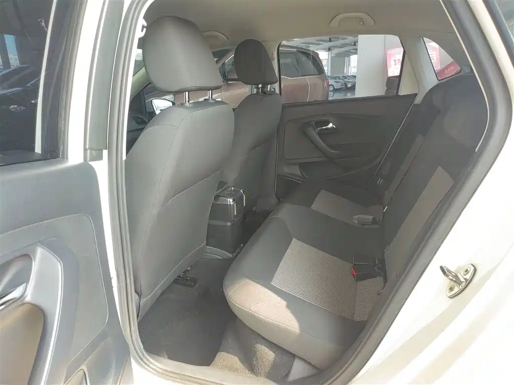 Volkswagen Polo 2016 1.4L Automatic Trend фото 17