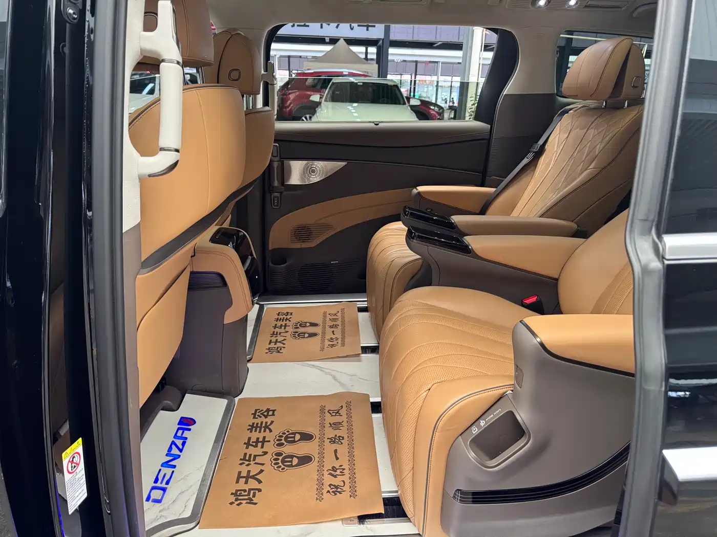 Denza D9 2023 2022 EV 600 4WD Prestige Model