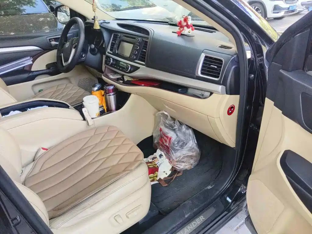 Photo 13 - Toyota Highlander