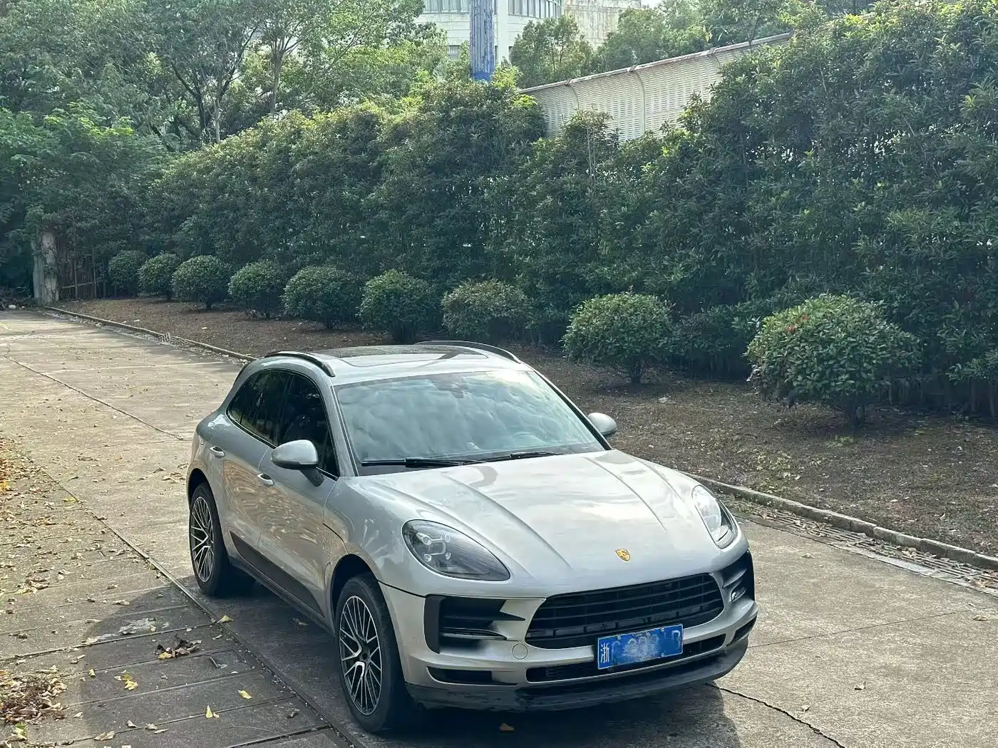 PORSCHE MACAN