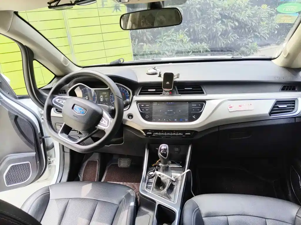 Фото 12 - Geely Vision X3