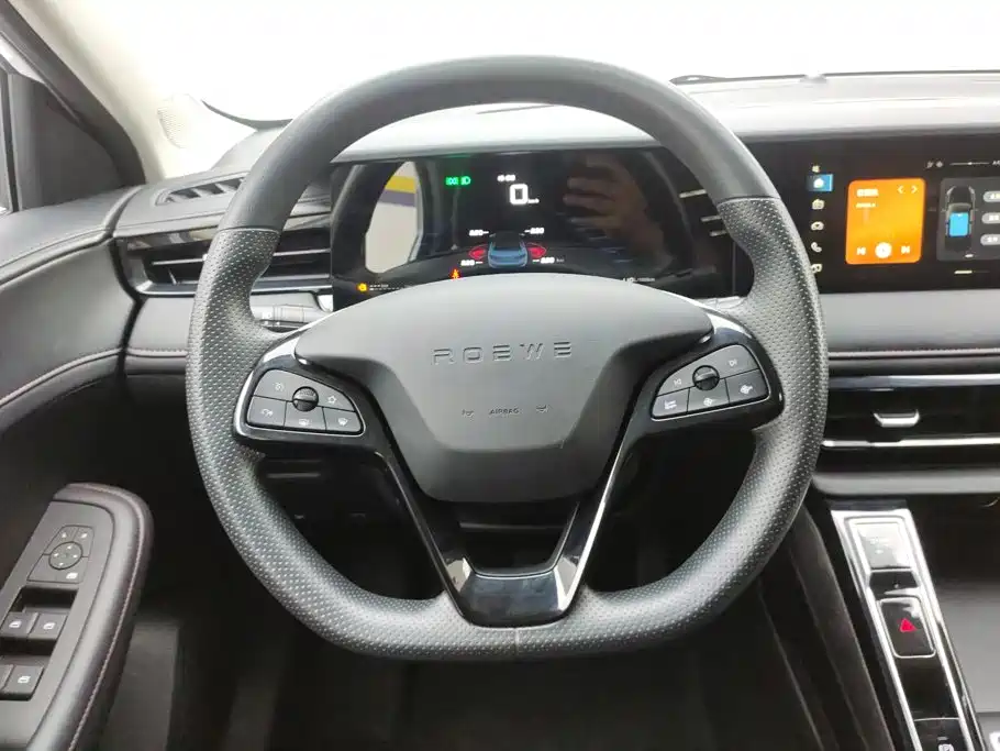 Фото 15 - Roewe i5