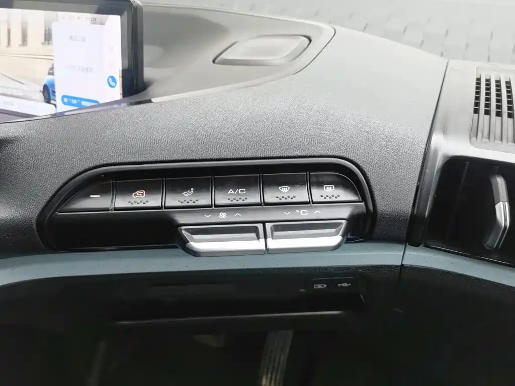 Baojun E300 2020 2020 Stellar Smart Fun Edition
