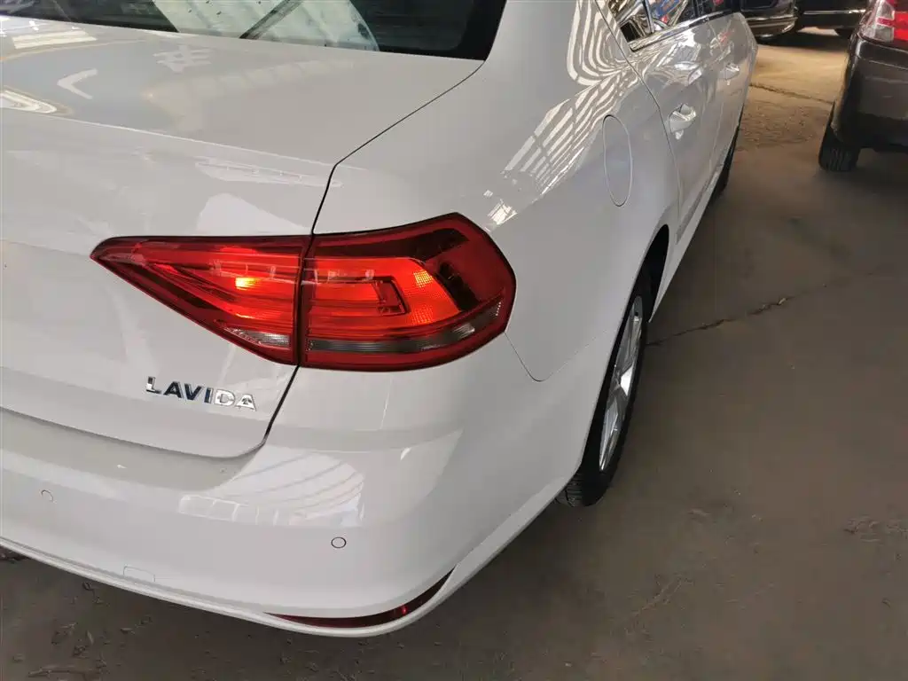 Volkswagen Lavida 2017 1.6L Manual Trend Edition фото 24