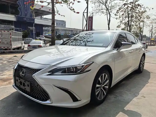 Lexus ES 2019
