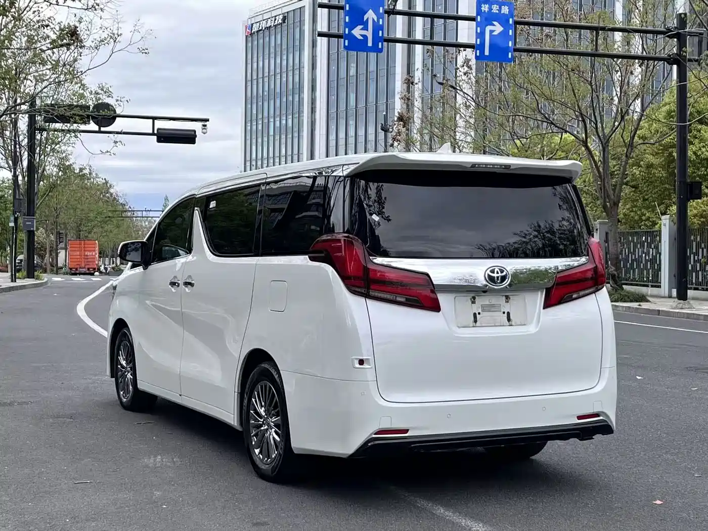 Toyota Alphard 2021 Hybrid 2.5L Premium фото 7