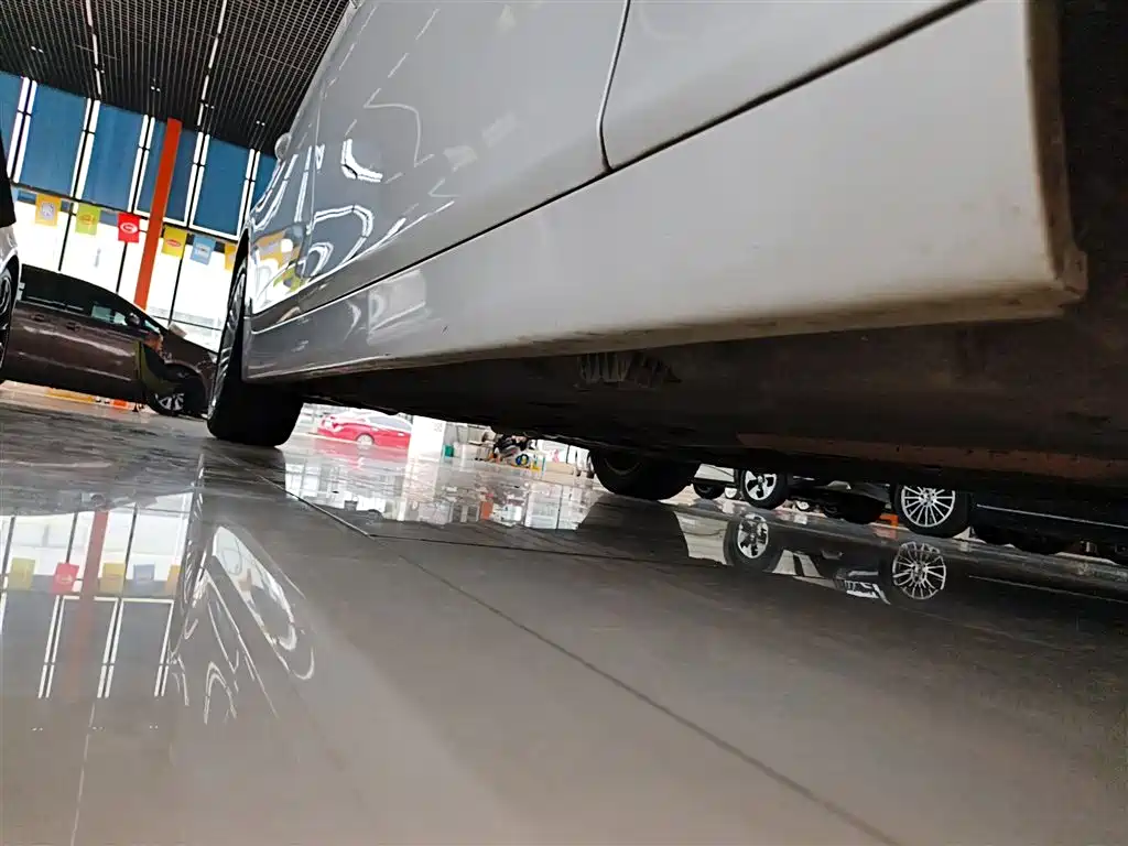 BMW 5 Series 2014 525Li Leading фото 20