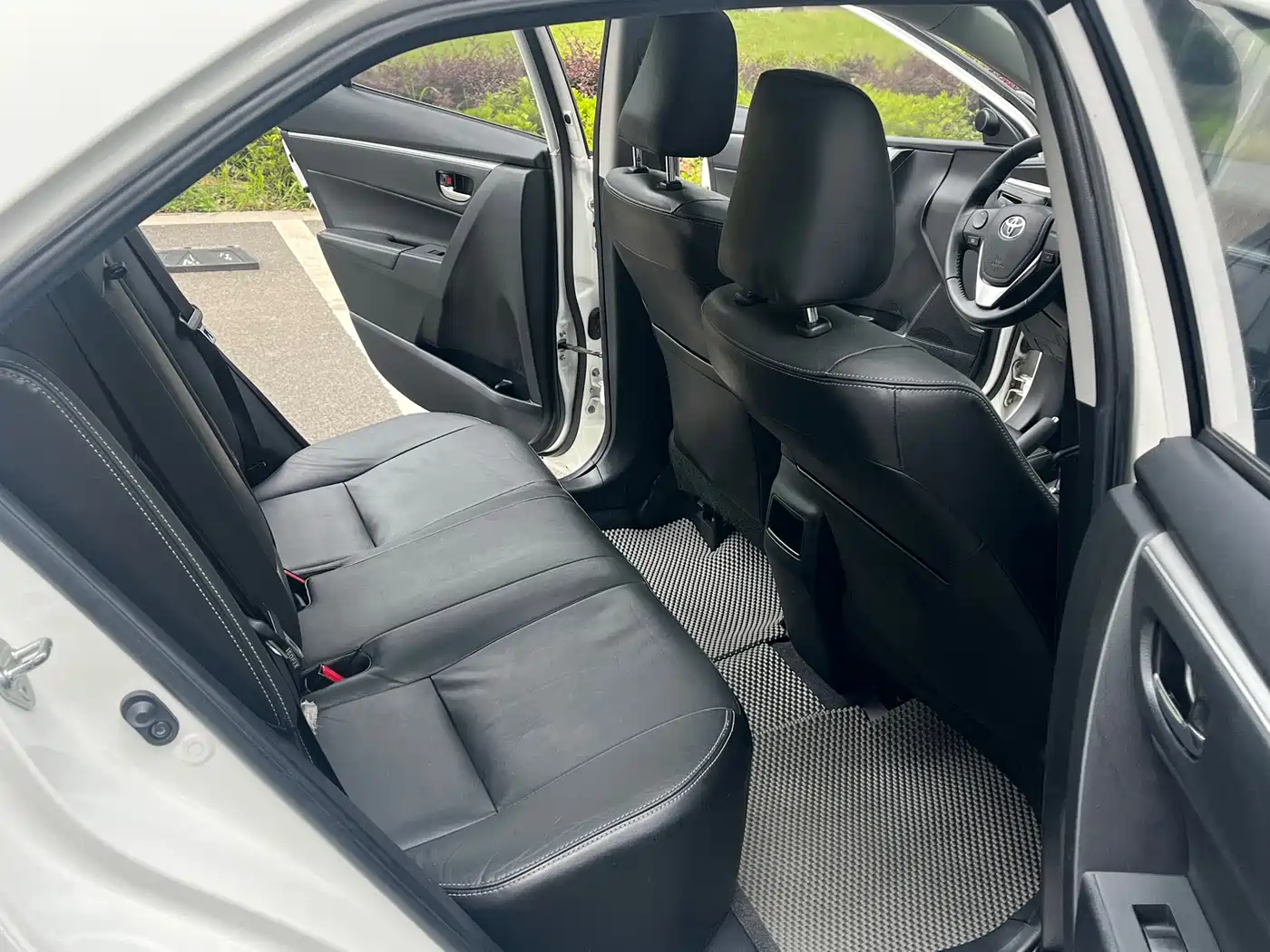 Toyota Corolla 2014 1.6L CVT GL-i Leather Edition фото 11