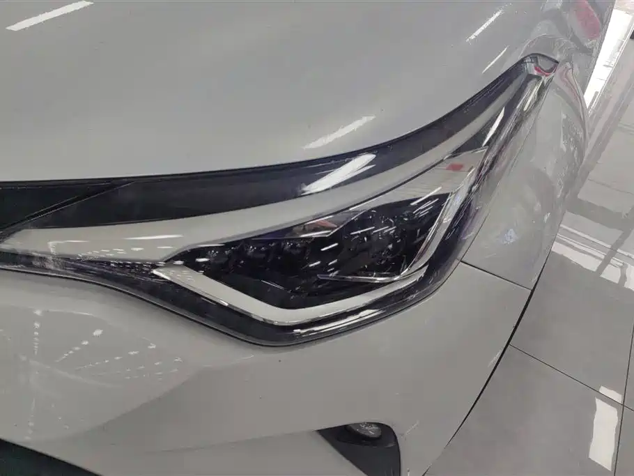 Toyota C-HR 2021 2.0L Luxury Edition фото 5