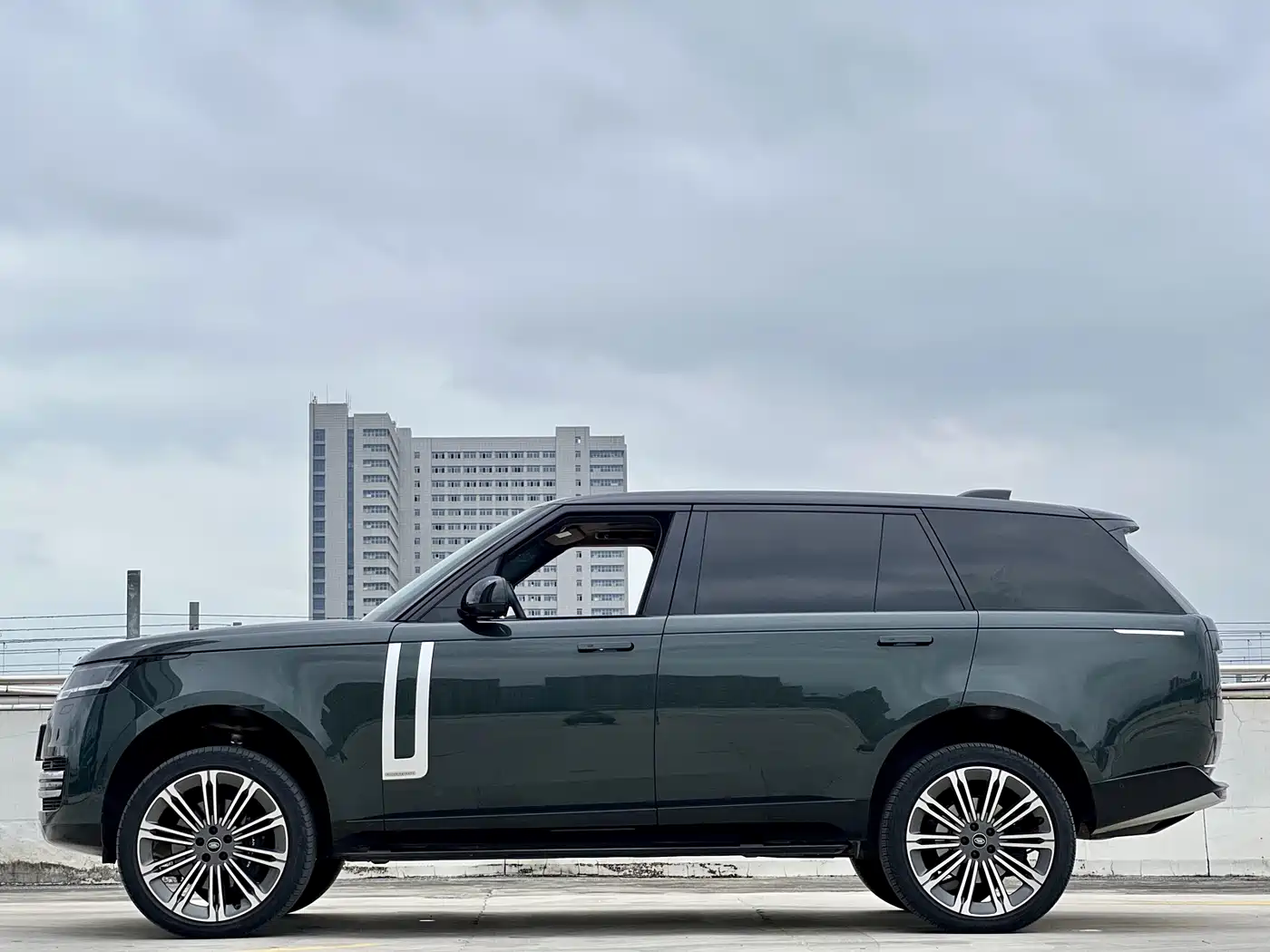 Land Rover Range Rover 2023 3.0 L6 400PS Exemplary Long Wheelbase фото 14
