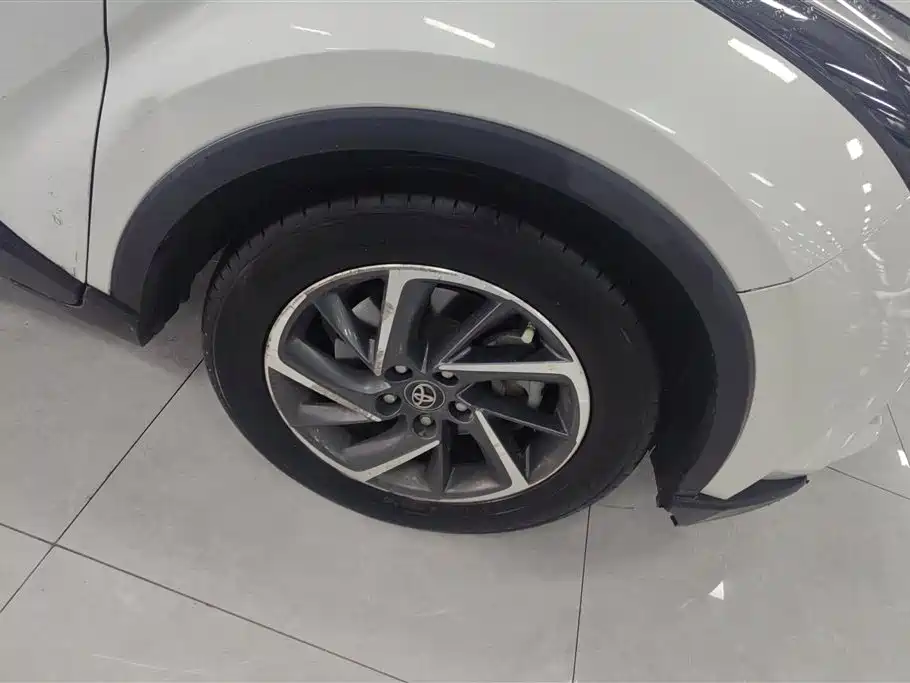 Toyota C-HR 2021 2.0L Luxury Edition фото 6