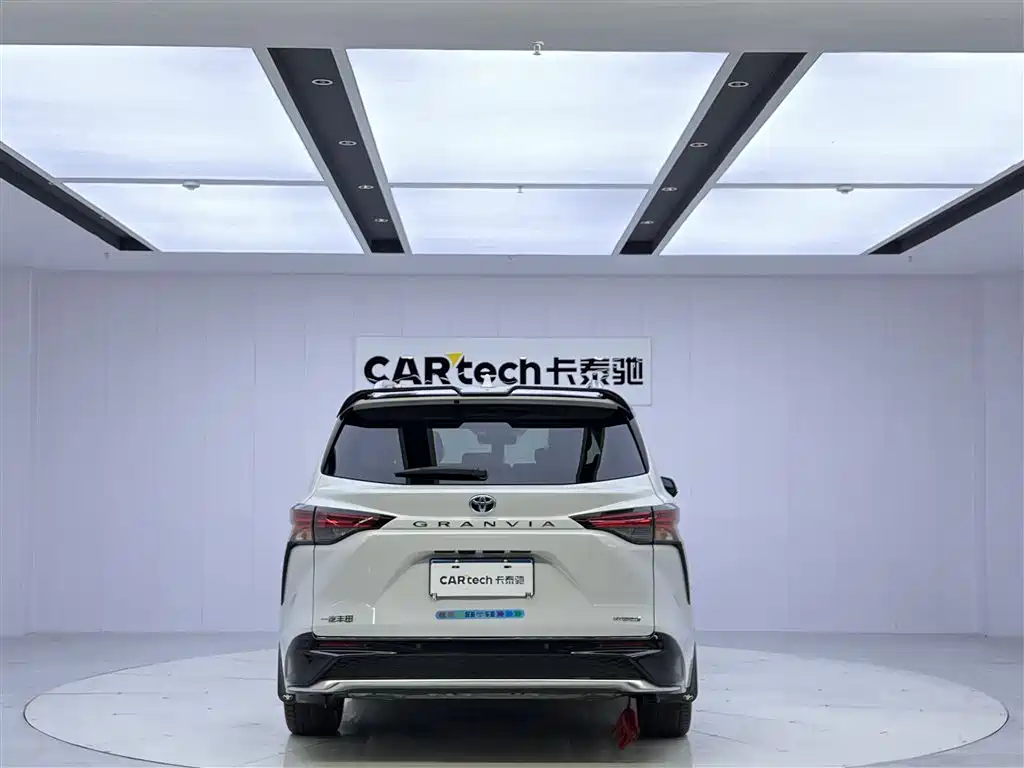 Toyota Granvia 2023 2.5L Hybrid Luxury Edition фото 4