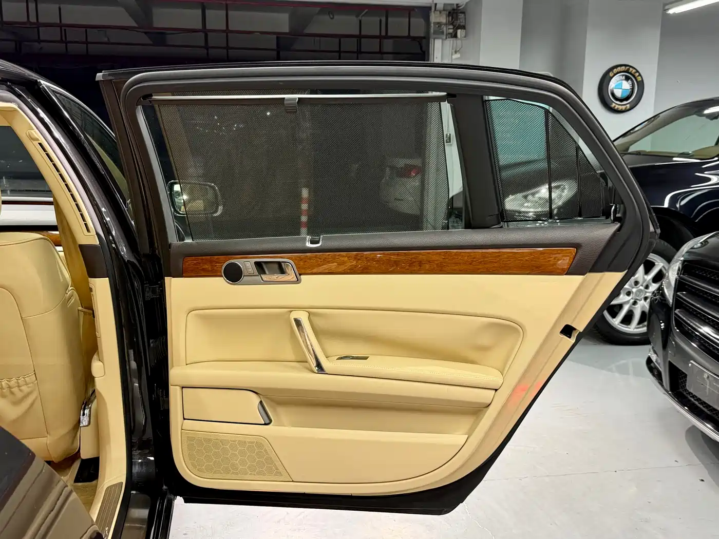 Volkswagen Phaeton 2009 Model 3.6L V6 5-seat Extended Comfort фото 17