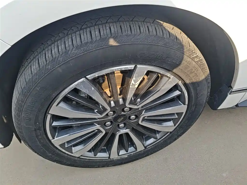 Фото 23 - Ford Edge