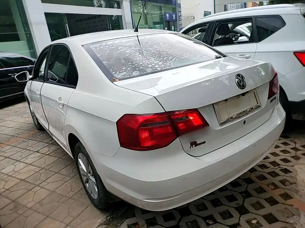 Photo 5 - Volkswagen Jetta