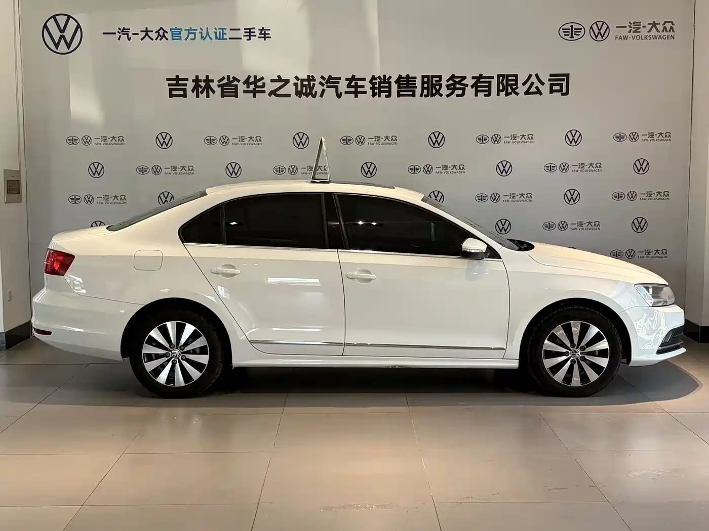Volkswagen Sagitar 2018 1.6L Automatic Comfort фото 3
