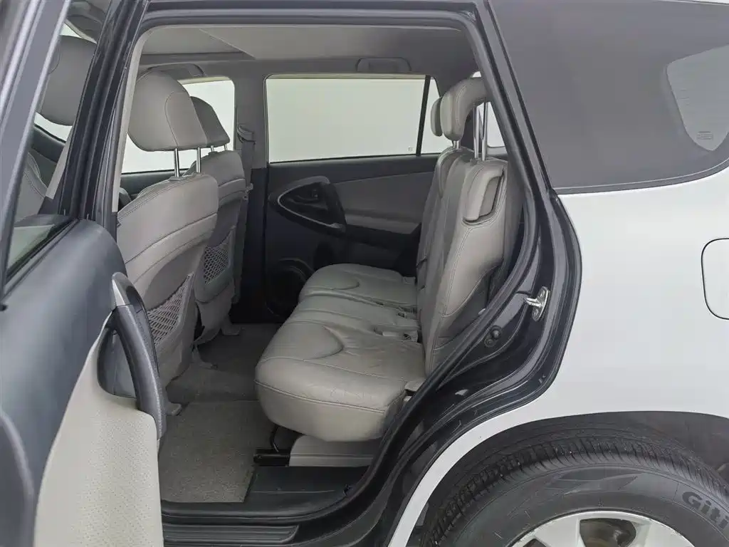 Toyota RAV4 Rongfang 2010 2.0L Automatic Luxury Upgrade Edition фото 15