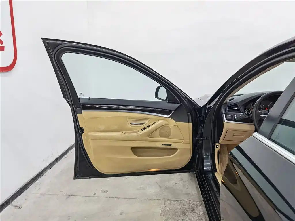 BMW 5 Series 2014 525Li Leading фото 8