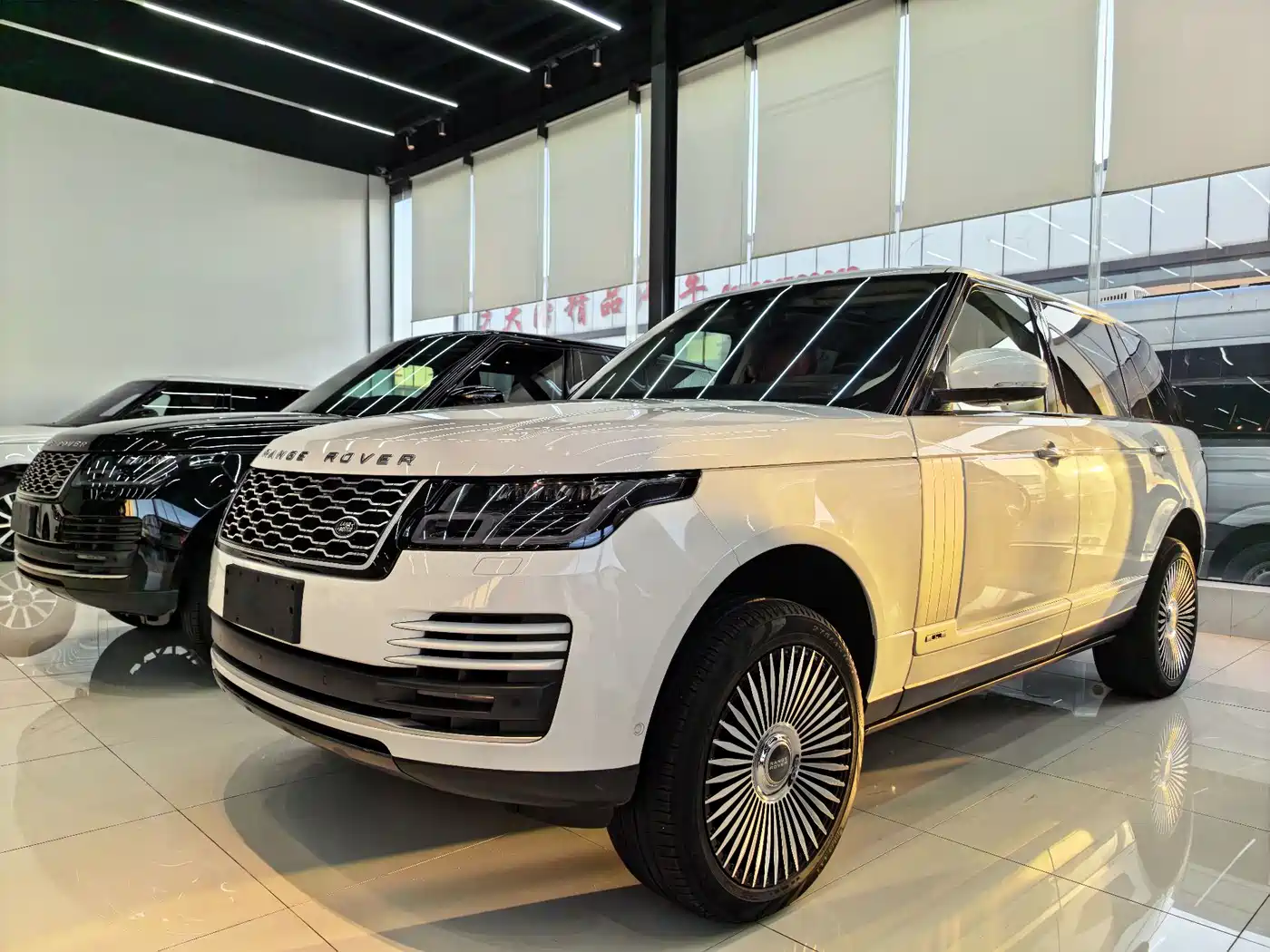 Land Rover Range Rover 2018 3.0 SC V6 Vogue SE Genesis Extended Edition фото 3