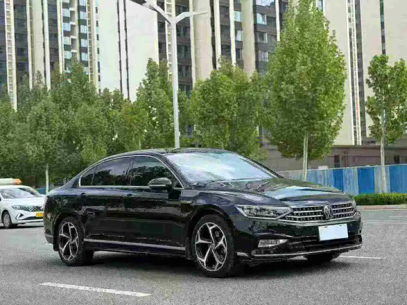 Volkswagen Magotan 2023 Model 2 Million Commemorative Edition 330TSI DSG Luxury фото 3