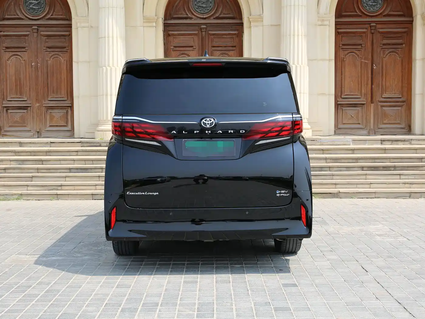 Toyota Alphard 2025 Hybrid 2.5L Ultimate Gold Edition фото 4