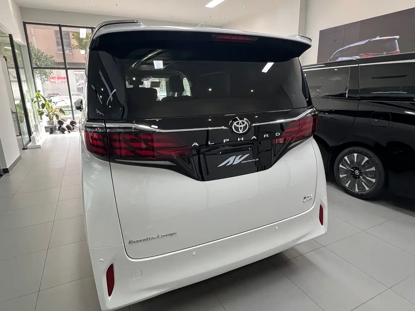 Toyota Alphard 2024 Hybrid 2.5L Ultimate Enjoyment Edition фото 4