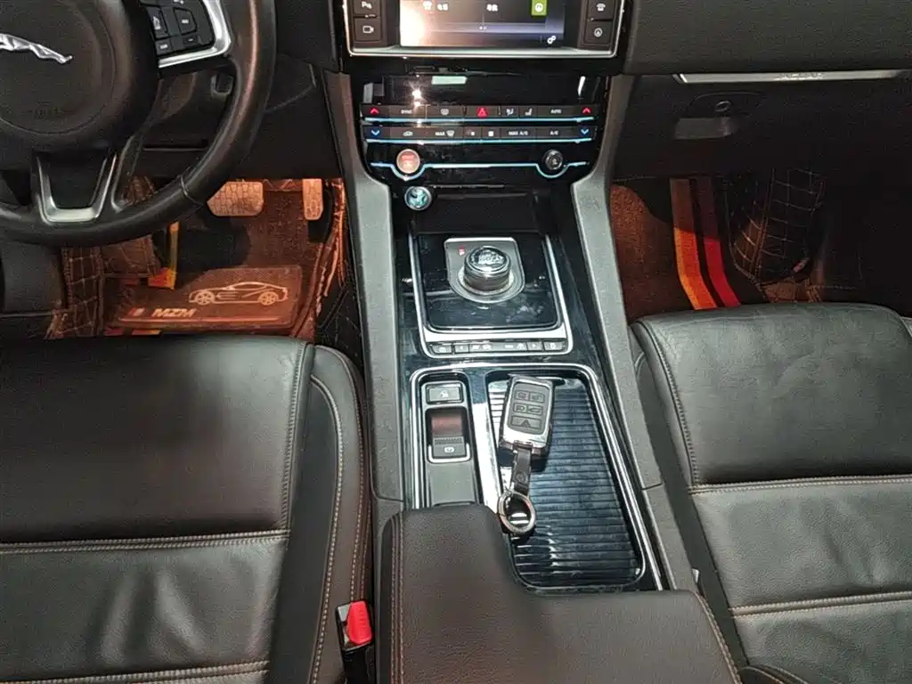 Jaguar F-PACE 2018 2018 2.0T 4WD Urban Premium Edition