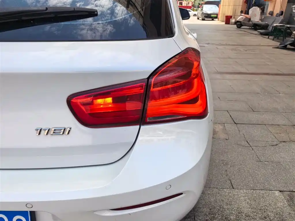 BMW 1 Series (Import) 2016 118i Leading фото 8