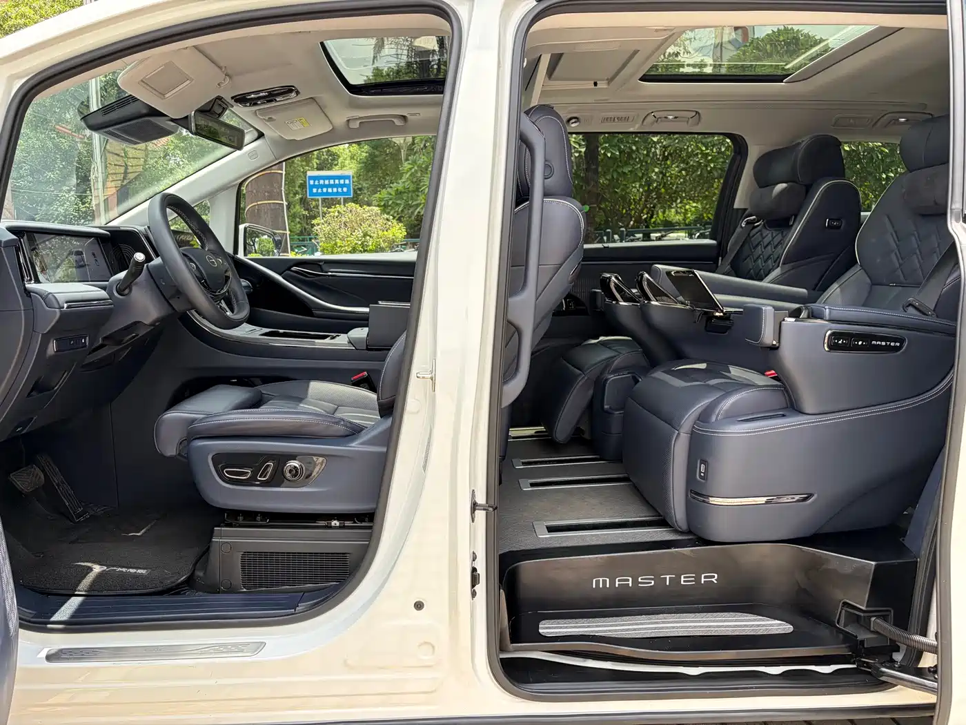 GAC Trumpchi Trumpchi Xiangwang M8 2025 2025 Model QianKun Series Ultra First Class