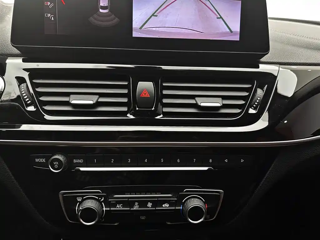 BMW 1 Series 2022 120i M Sport Shadow Edition фото 15