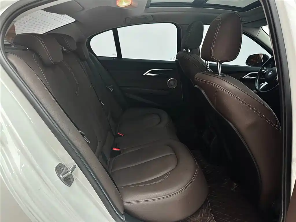 BMW 1 Series 2022 120i M Sport Shadow Edition фото 23