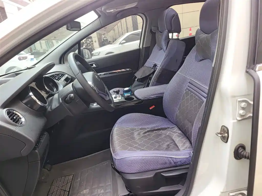 Peugeot 3008 2015 2.0L Automatic Classic Edition фото 8